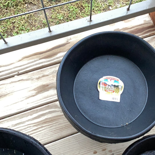 8QT Rubber Feed Pan